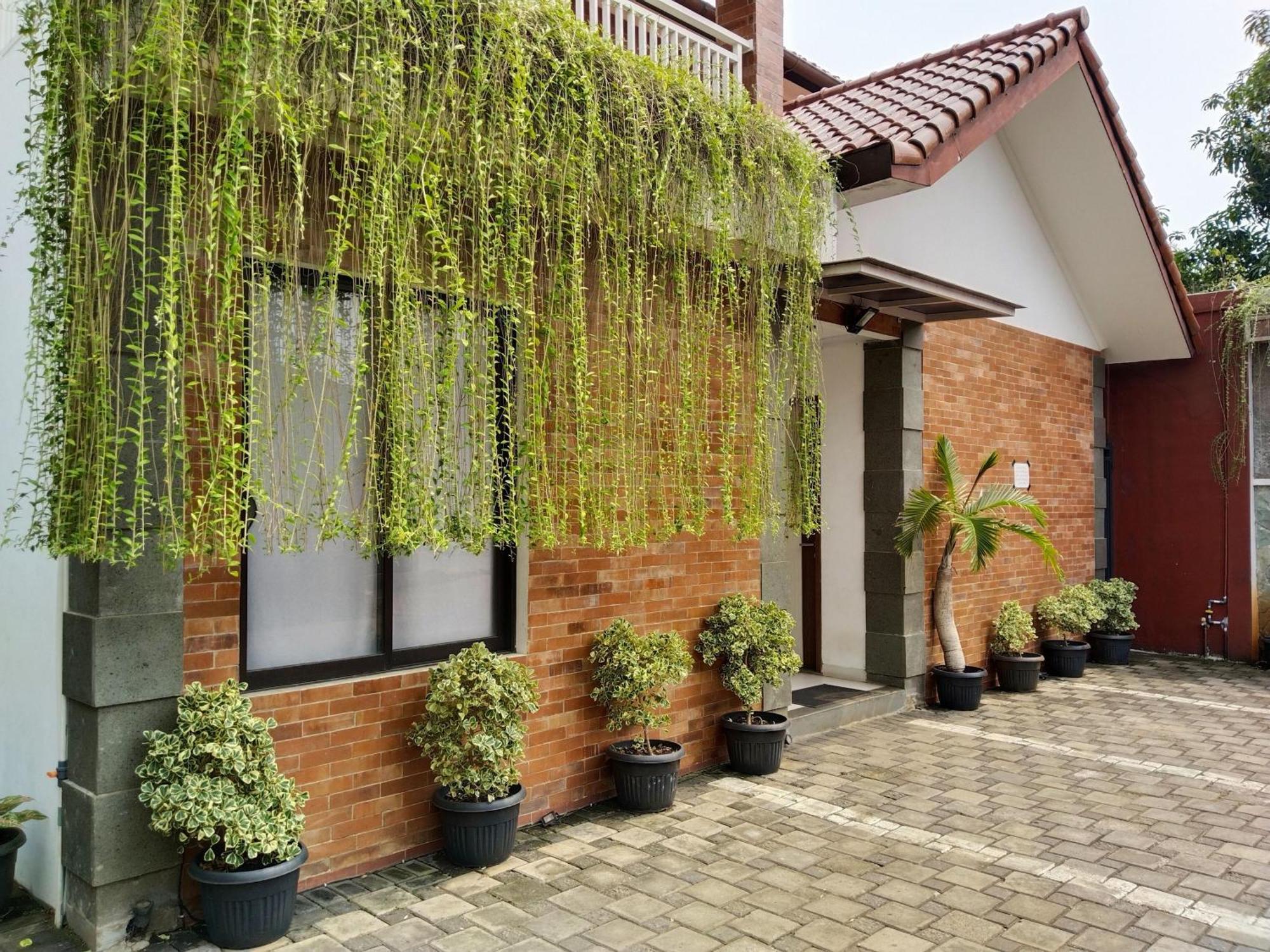 ホテル Dejati House ブカシ エクステリア 写真